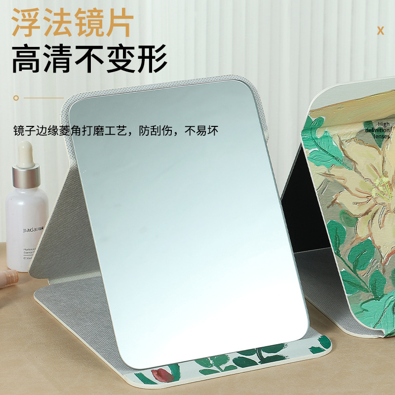 Một chiếc gương tủ quần áo đơn giản với một tủ đựng đồ có gương để bàn tại nhà