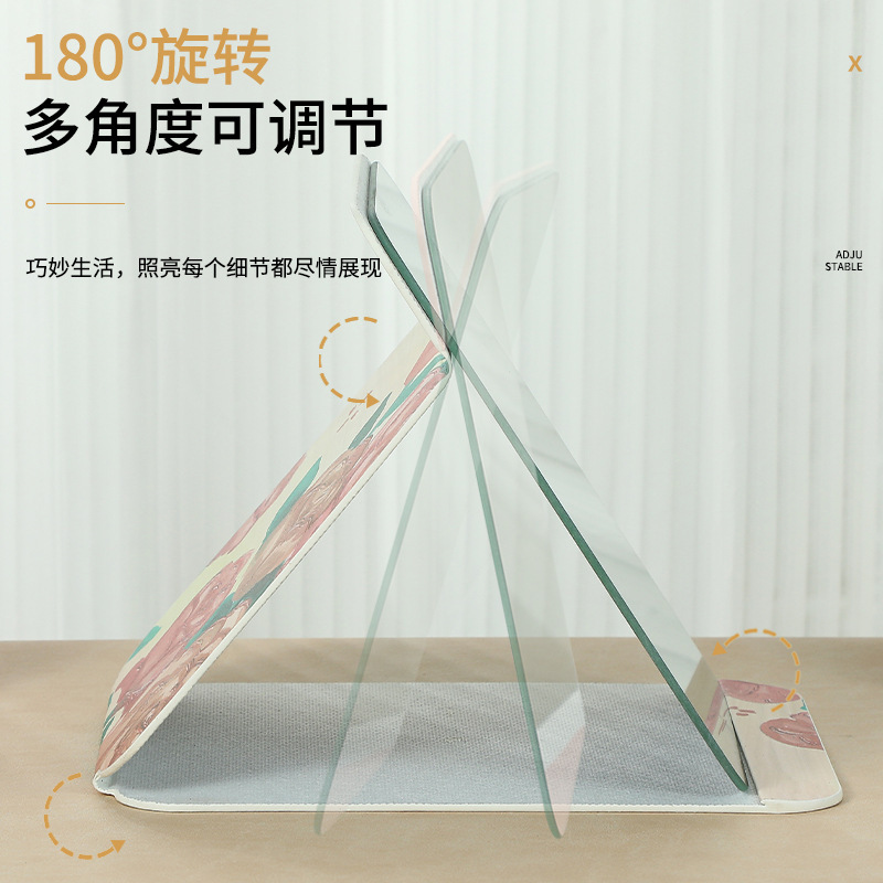 Một chiếc gương tủ quần áo đơn giản với một tủ đựng đồ có gương để bàn tại nhà