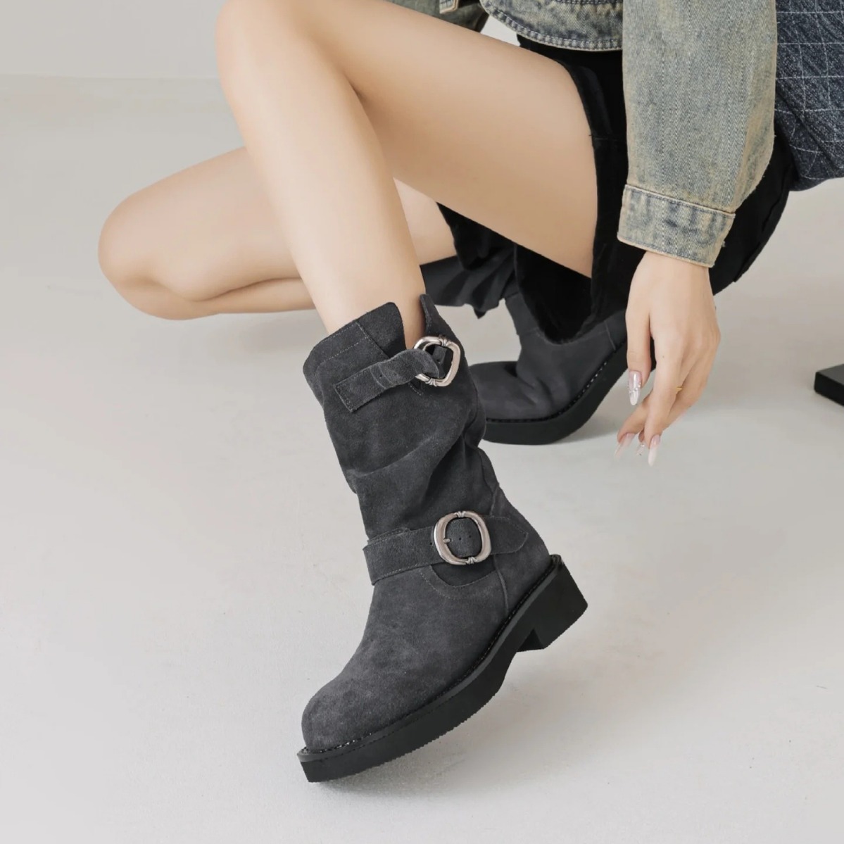 The new 2024 short boots for the Soinine, the black, thick, red boots for Martin.