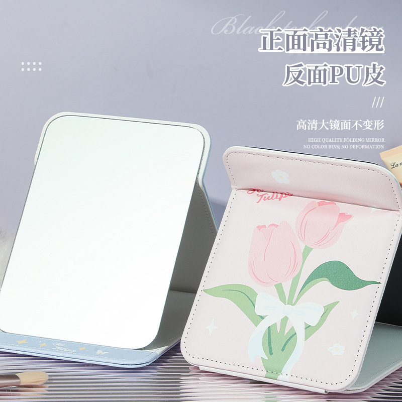 Tulip Colpring là một cô gái dựa trên màn hình nền với một tấm gương nhỏ dễ thương trong trang điểm.