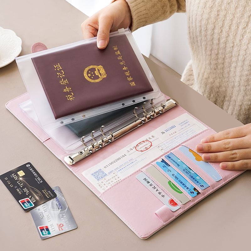 Tờ rơi gói một tài liệu xách tay chứa giấy khai sinh của em bé và hộp ký tên S.