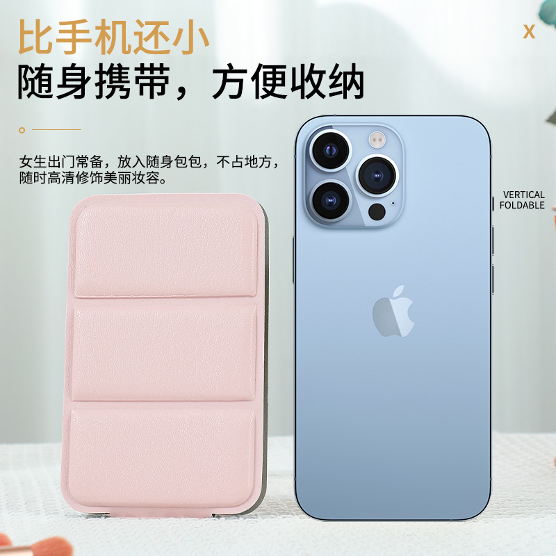 Một tác phẩm thu nhỏ với một phòng tập thể dục nghệ thuật.