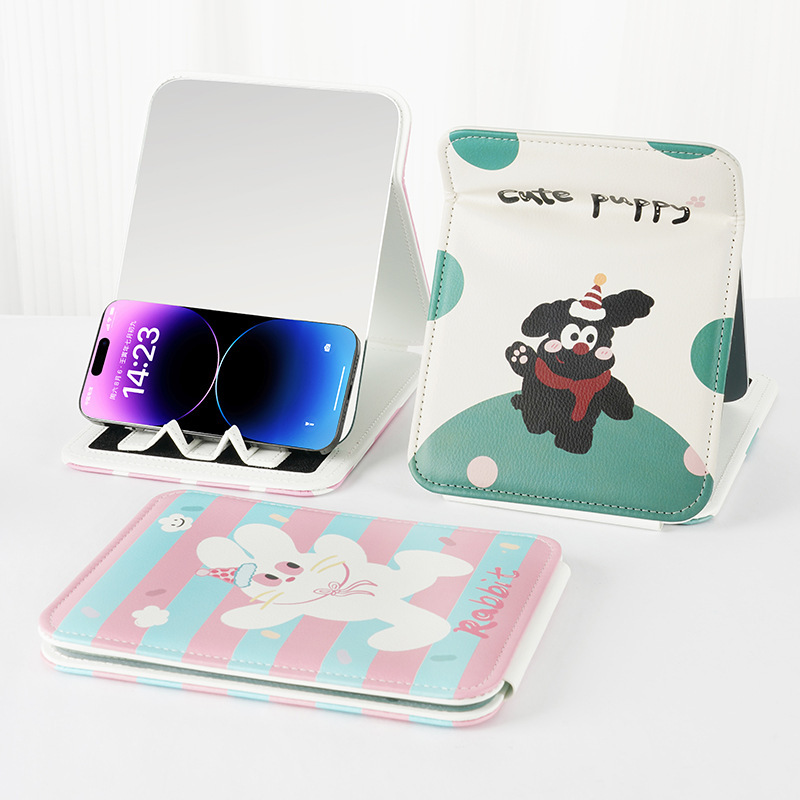 Một chiếc gương nhỏ trên điện thoại di động mang một cái bàn với một bộ sưu tập mỹ phẩm của sinh viên.