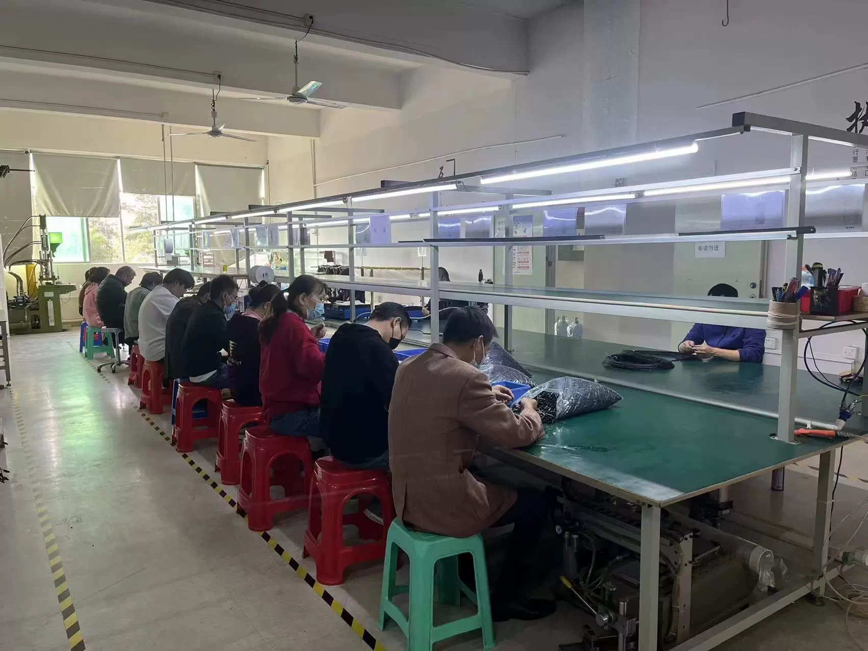Công ty TNHH Thiết bị đèn đám mây rượu thành phố Thâm Quyến
