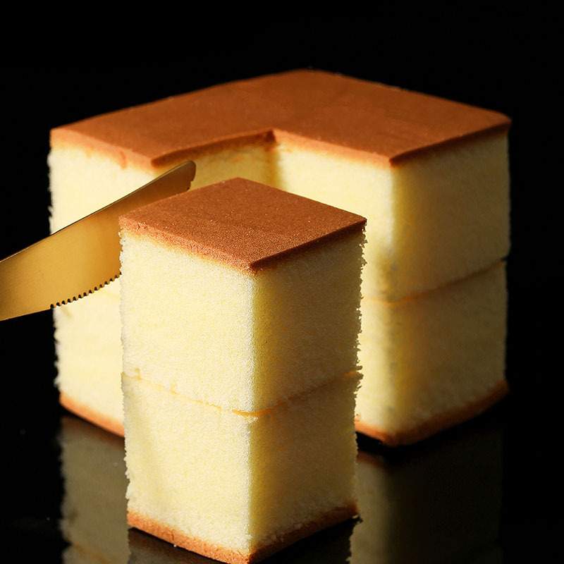 Một cái bánh mì làm bằng tay, hai cái bánh gà 120g, và một bữa sáng và văn phòng bánh mì đầy bánh mì và bánh mì.
