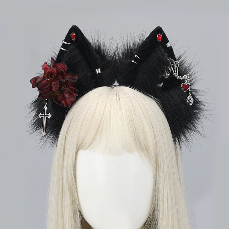 The Cosplay Halloween party of the Gothic Comics is wearing wolf's hairy, dark-haired beast's ear.