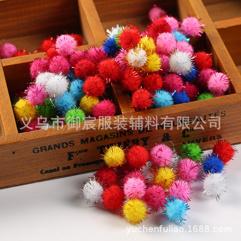Quả bóng gill màu sắc, quả bóng hành tây nhấp nháy, cậu bé Giáng sinh dùng tay trang trí búp bê.