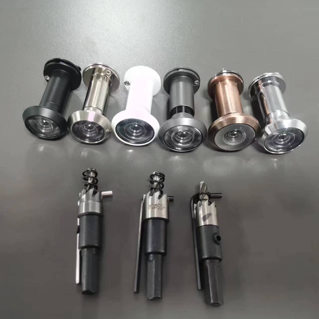Một máy khoan kim loại mặc áo choàng màu da cao.
