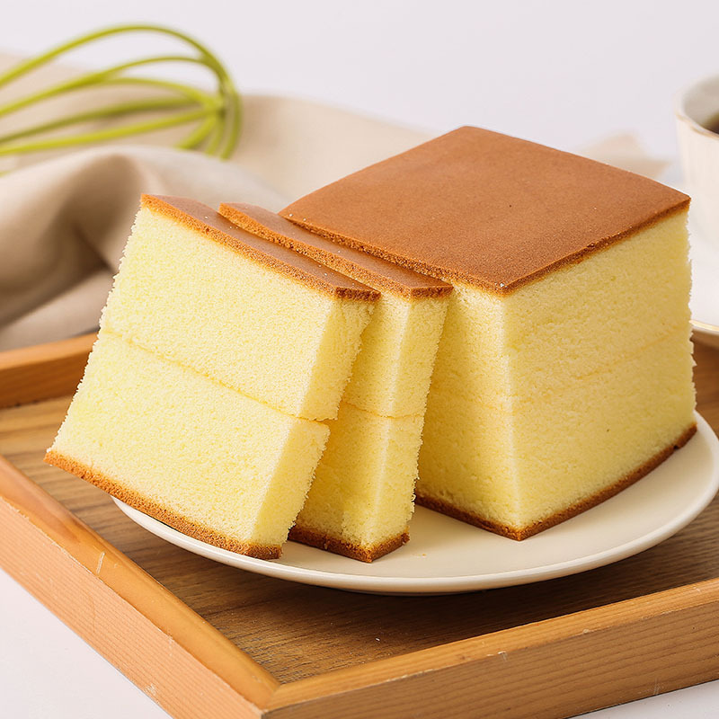 Một cái bánh mì làm bằng tay, hai cái bánh gà 120g, và một bữa sáng và văn phòng bánh mì đầy bánh mì và bánh mì.