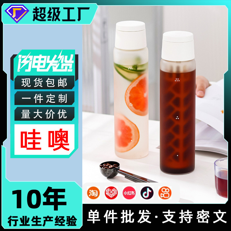 Nhà phân phối xách tay lọc ấm trà bằng một ly cà phê lạnh.
