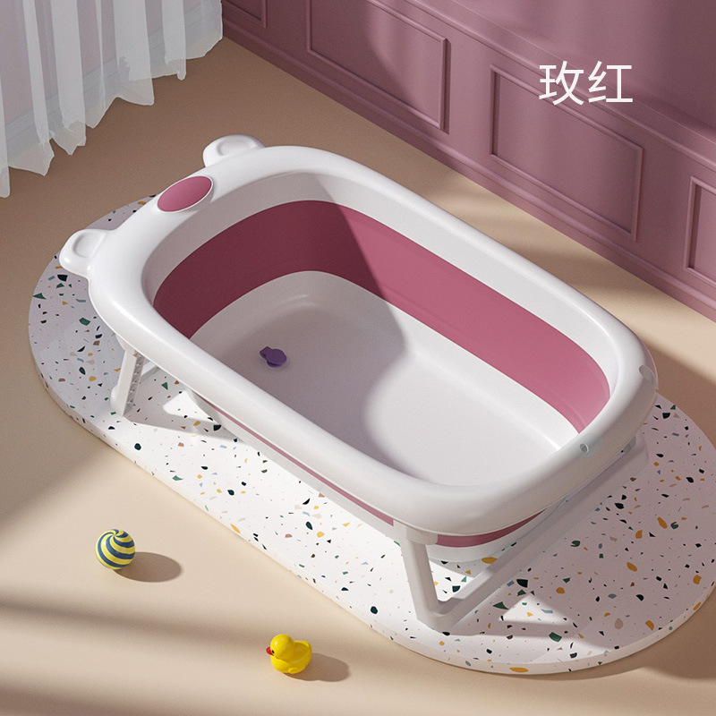 Một em bé trong bồn tắm có thể gấp một em bé vào một bồn tắm lớn cho một em bé mới sinh.