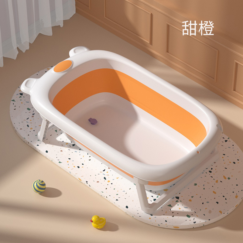 Một em bé trong bồn tắm có thể gấp một em bé vào một bồn tắm lớn cho một em bé mới sinh.