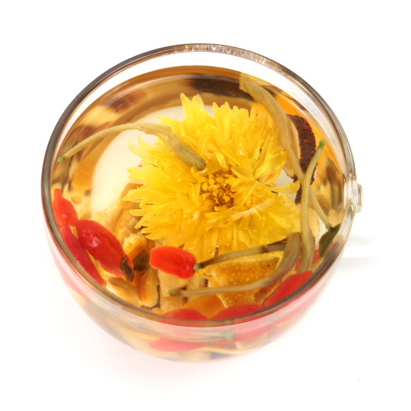 Một tách trà với trà chrysanthem, một tách trà với trà chrysanthemum, một loại tóc thay thế.
