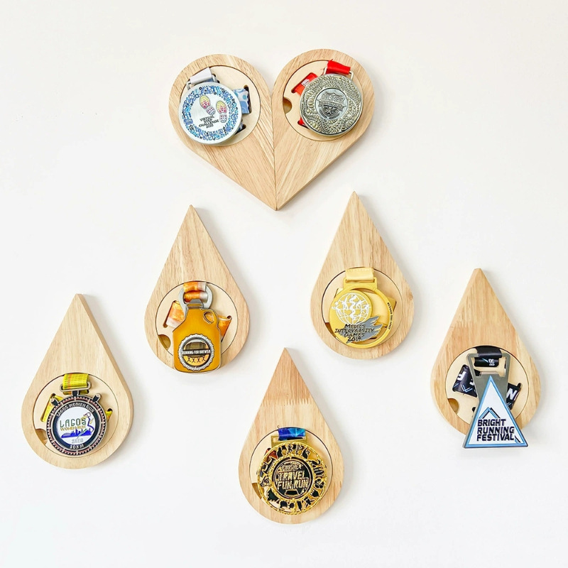 The manufacturer supplies a six-sided bee nest combination medal with a drop-down creative medal display wall decoration.