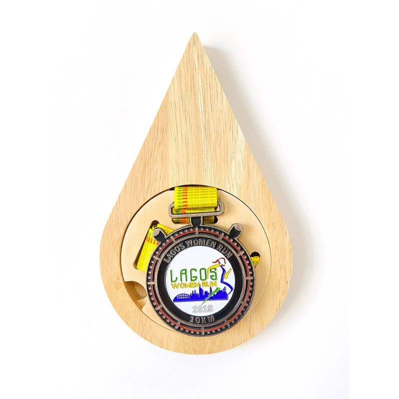 The manufacturer supplies a six-sided bee nest combination medal with a drop-down creative medal display wall decoration.