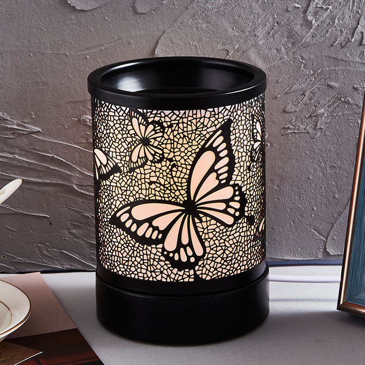 Creativers use an iron fragrance lamp with a pyrotechnic decorator lamp and embroidered wax lamps.