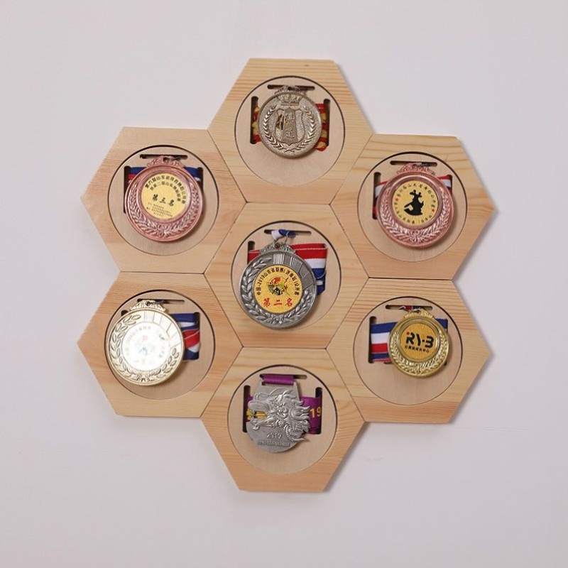 The manufacturer supplies a six-sided bee nest combination medal with a drop-down creative medal display wall decoration.