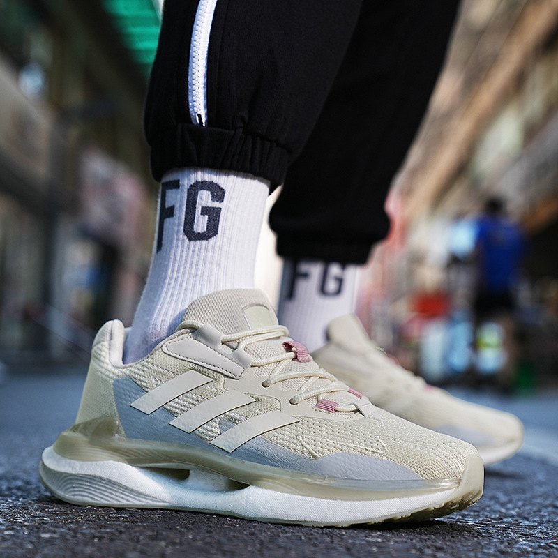The man's shoes are so smooth, he's got 2022 new hip-hop shoes.