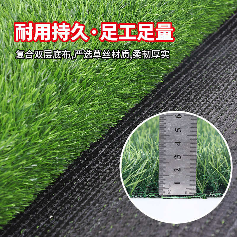 Xây dựng những tấm thảm màu xanh lá cây bằng nhựa cho việc mô phỏng bãi cỏ