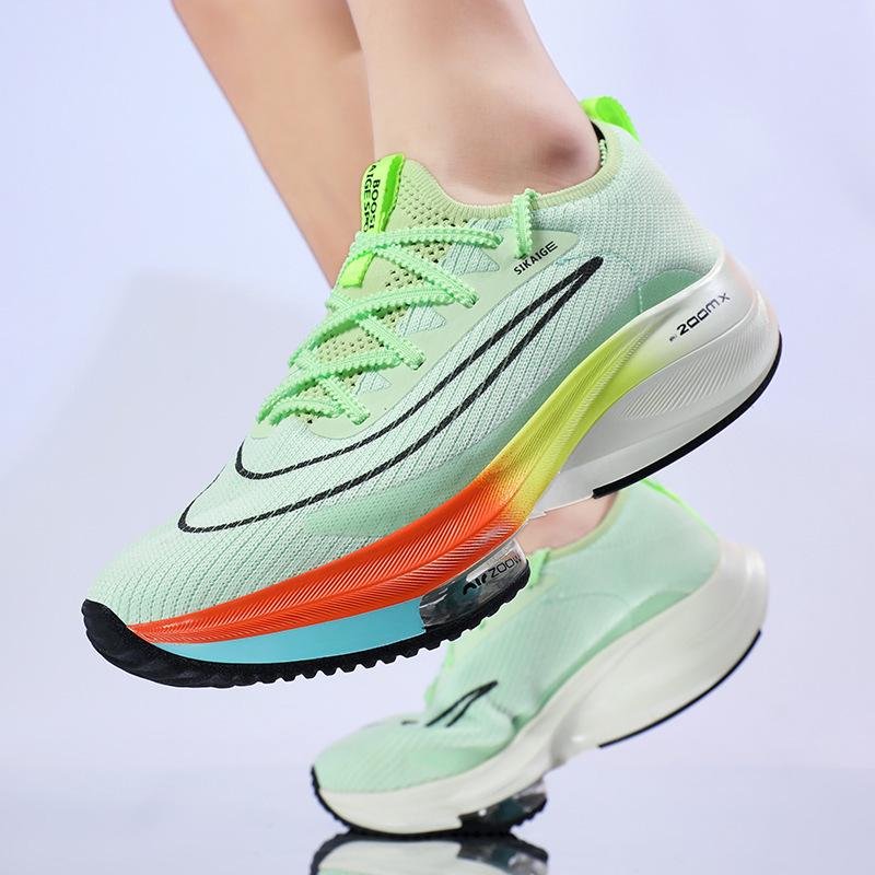Kipchog broke the same pair of sneakers, and the man and woman in the air ran the shoes in front of their feet.
