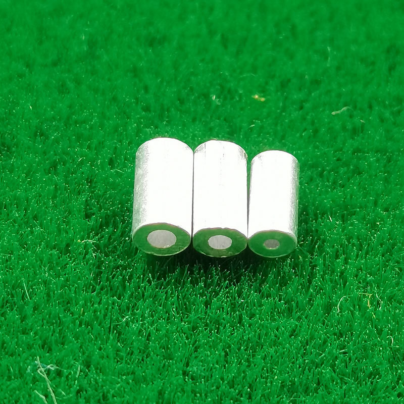 Các ống nước ngọt đánh bắt cá, móc vào vỏ, các dây đánh bắt cá biển, các phụ tùng vòng quanh.