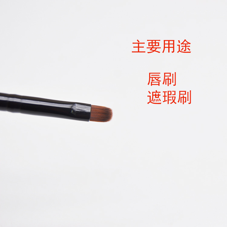 Tiền mặt. Một môi chải lông mày, đồ trang điểm.
