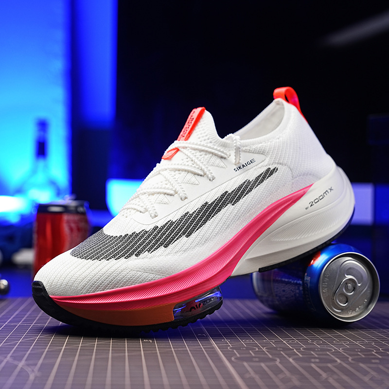 Kipchog broke the same pair of sneakers, and the man and woman in the air ran the shoes in front of their feet.