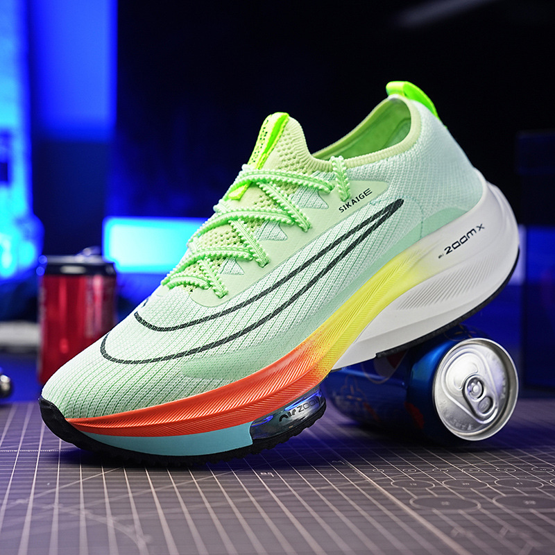 Kipchog broke the same pair of sneakers, and the man and woman in the air ran the shoes in front of their feet.