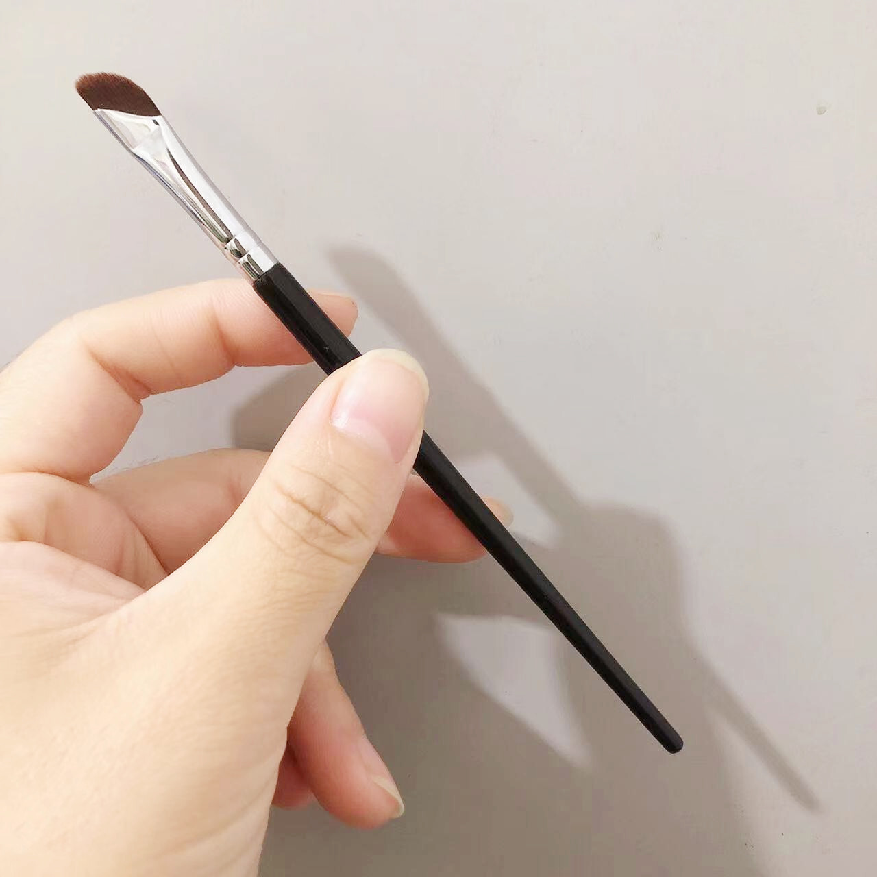 Một cây cọ lưỡi liềm với cái đầu cong và một cây cọ mắt với một lưỡi dao nhỏ xíu.