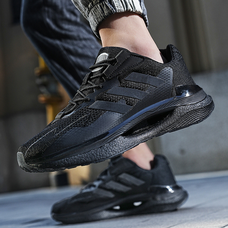 The man's shoes are so smooth, he's got 2022 new hip-hop shoes.