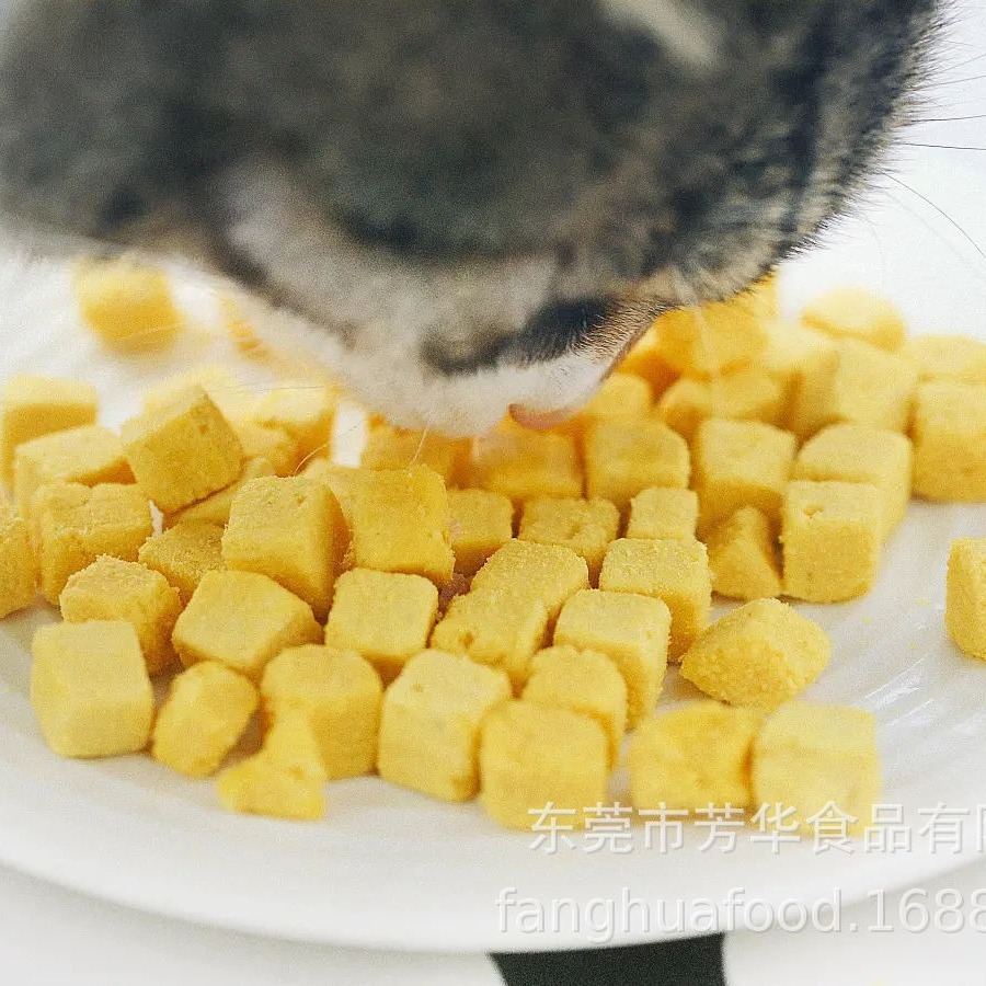 Cold-dried chicken and cat food and cat pet food.