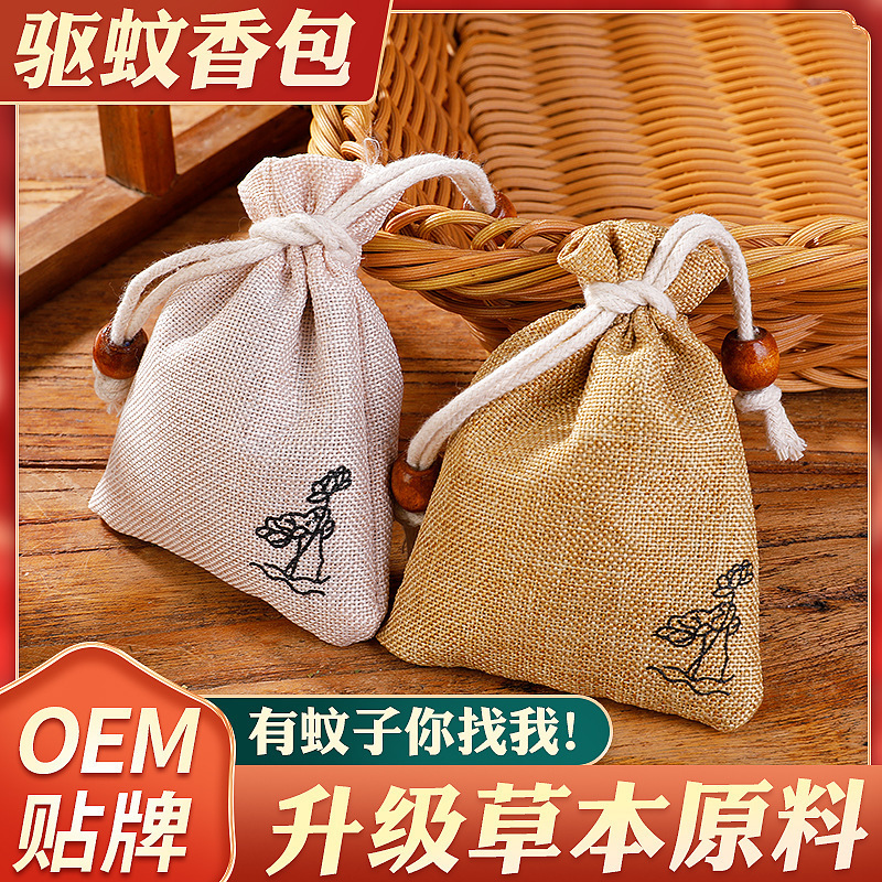 Vào buổi trưa, xe buýt chở thuốc lá oải hương, thuốc chống muỗi.