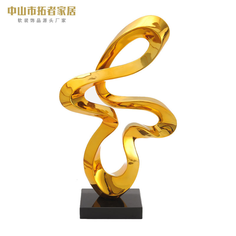 sculptor는 홀의 거실에 TV 캐비닛에 의해 호텔의 가벼운 고급 예술을 표시하도록 설정.