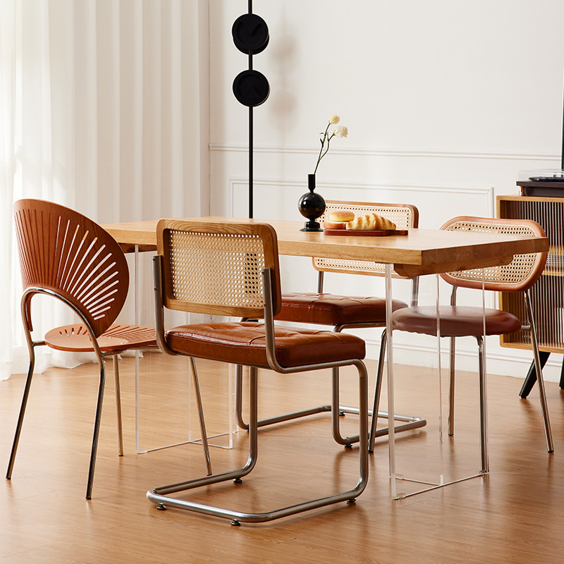 The Japanese Jane Yakles hangs over a small-house table in a very simple, simple, woody northerner.