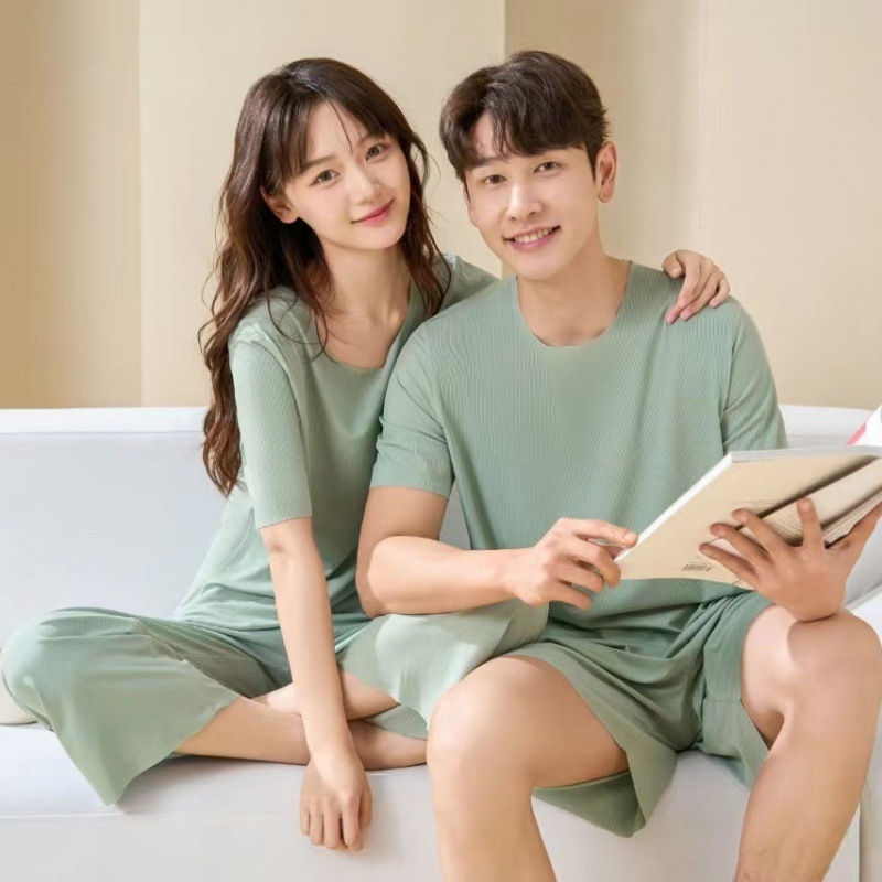 Dw8 Springs và Summers không có một vết xước cho một cặp đôi với một pyjamas ngắn trong một bộ đồ sạch, mát mẻ, lỏng lẻo chân