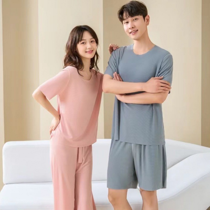 Dw8 Springs và Summers không có một vết xước cho một cặp đôi với một pyjamas ngắn trong một bộ đồ sạch, mát mẻ, lỏng lẻo chân