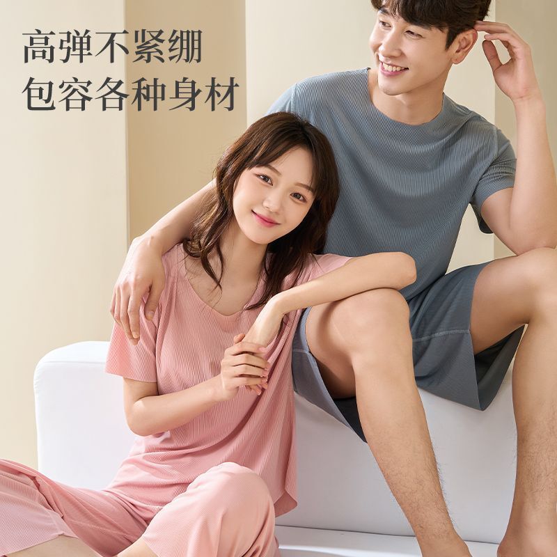 Dw8 Springs và Summers không có một vết xước cho một cặp đôi với một pyjamas ngắn trong một bộ đồ sạch, mát mẻ, lỏng lẻo chân