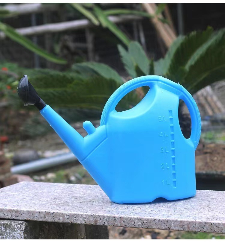 Với một cái căng-tin dày với một cái miệng dài.