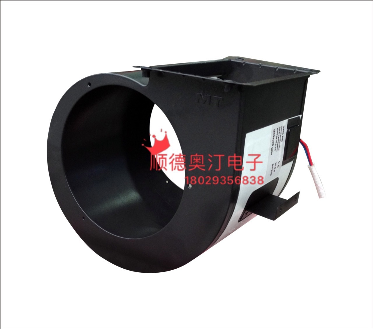 Odin đang xử lý thuốc pyrotechnic trong nhà bếp tán xạ.