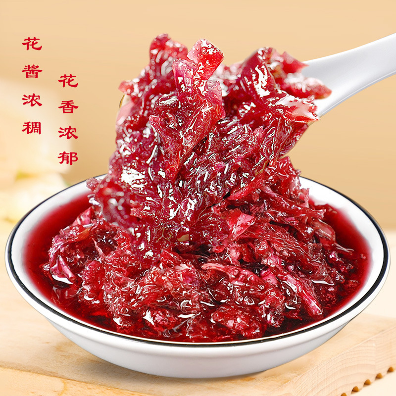 Nước sốt hoa hồng Yunnan với hoa hồng làm bằng sốt quế và trà và trà.