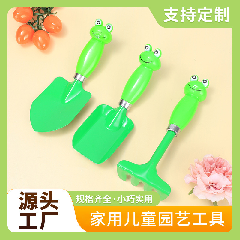 Gia đình của chú ếch nhỏ này có ba chuỗi cây horti nông nghiệp cho trẻ em với những cái xẻng bằng gỗ nhỏ, nhẹ, không gỉ.