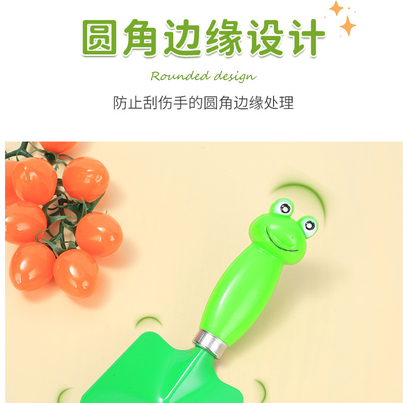 Gia đình của chú ếch nhỏ này có ba chuỗi cây horti nông nghiệp cho trẻ em với những cái xẻng bằng gỗ nhỏ, nhẹ, không gỉ.