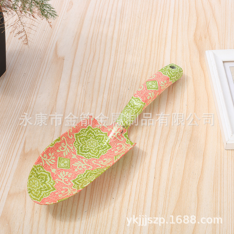 Ba bộ đinh xẻng để cắt gỗ.