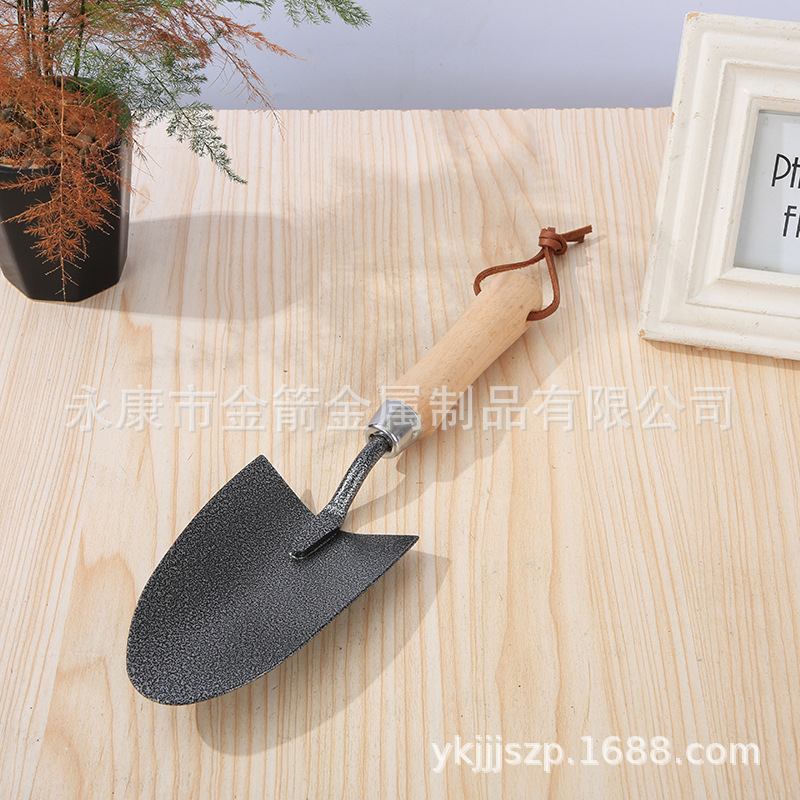 Tuỳ biến một cái xẻng gỗ và một cái cào với những dụng cụ làm vườn để thu hoạch đất