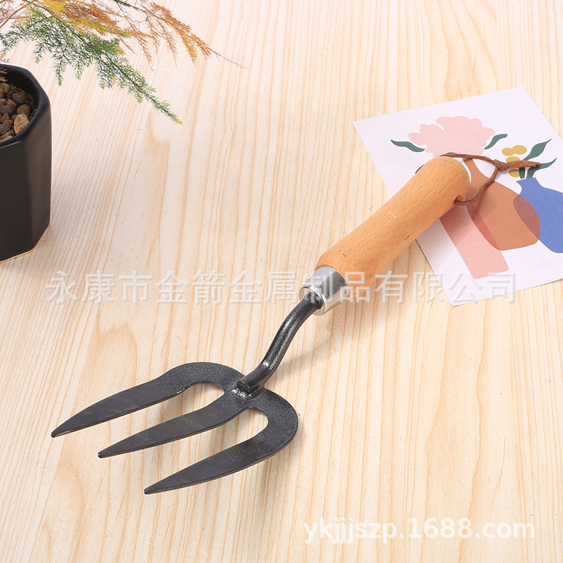 Tuỳ biến một cái xẻng gỗ và một cái cào với những dụng cụ làm vườn để thu hoạch đất