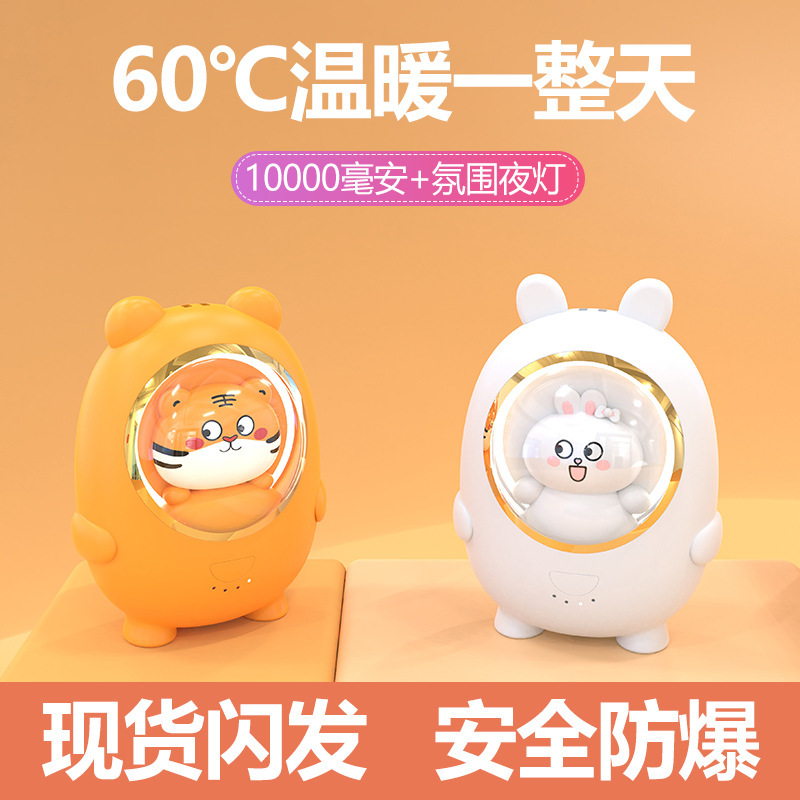 Tấm cardtoon tay ấm áp mới được chuyển vào một nguồn điện di động bằng USB.