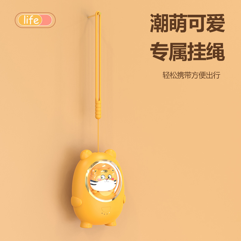 Tấm cardtoon tay ấm áp mới được chuyển vào một nguồn điện di động bằng USB.