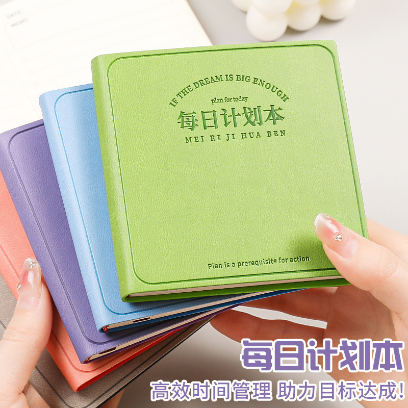 Cuốn sách kế hoạch nhỏ với sổ tay điều khiển thời gian đã lên kế hoạch để chạy lịch bài theo dạng vuông.