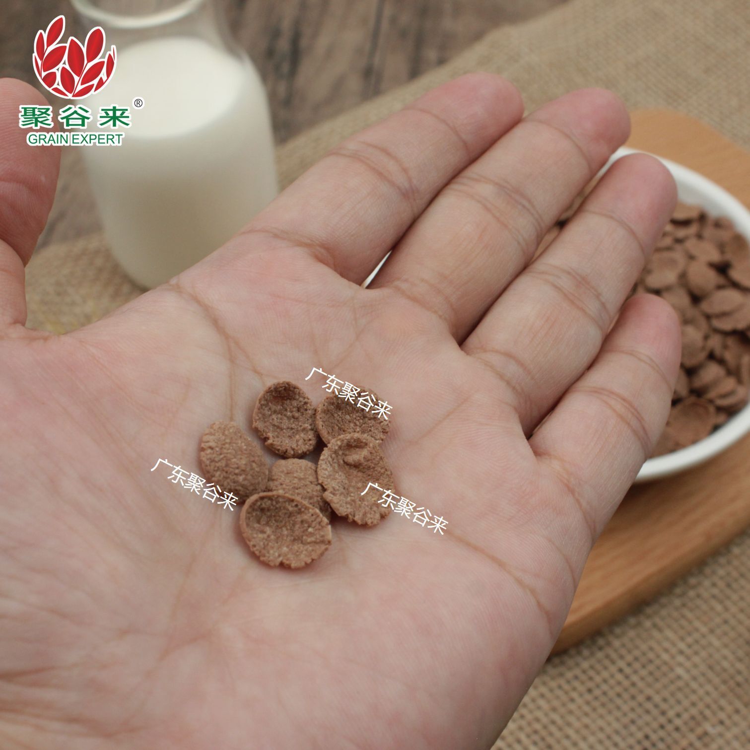 Một miếng ca cao nhỏ được phân phối 500 g từ nhà máy sản xuất ngũ cốc.