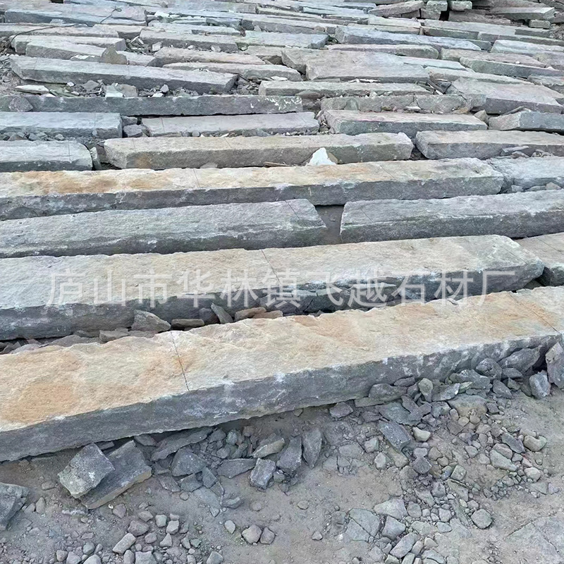 Bluestone từng là những phiến đá cũ được xây trong vườn của ngôi nhà và lát trong những phiến đá cũ.